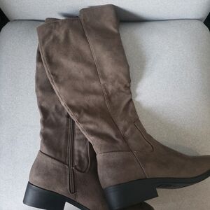 Classic Women's Brown Suede Boots